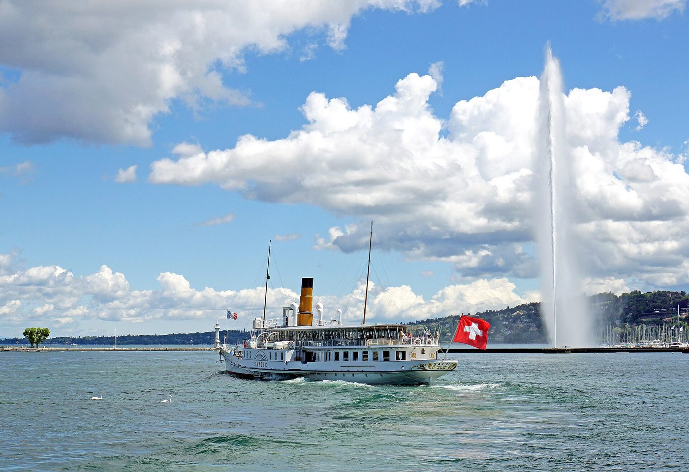 Le jet d’eau et un bateau à vapeur sur le Léman, à Genève