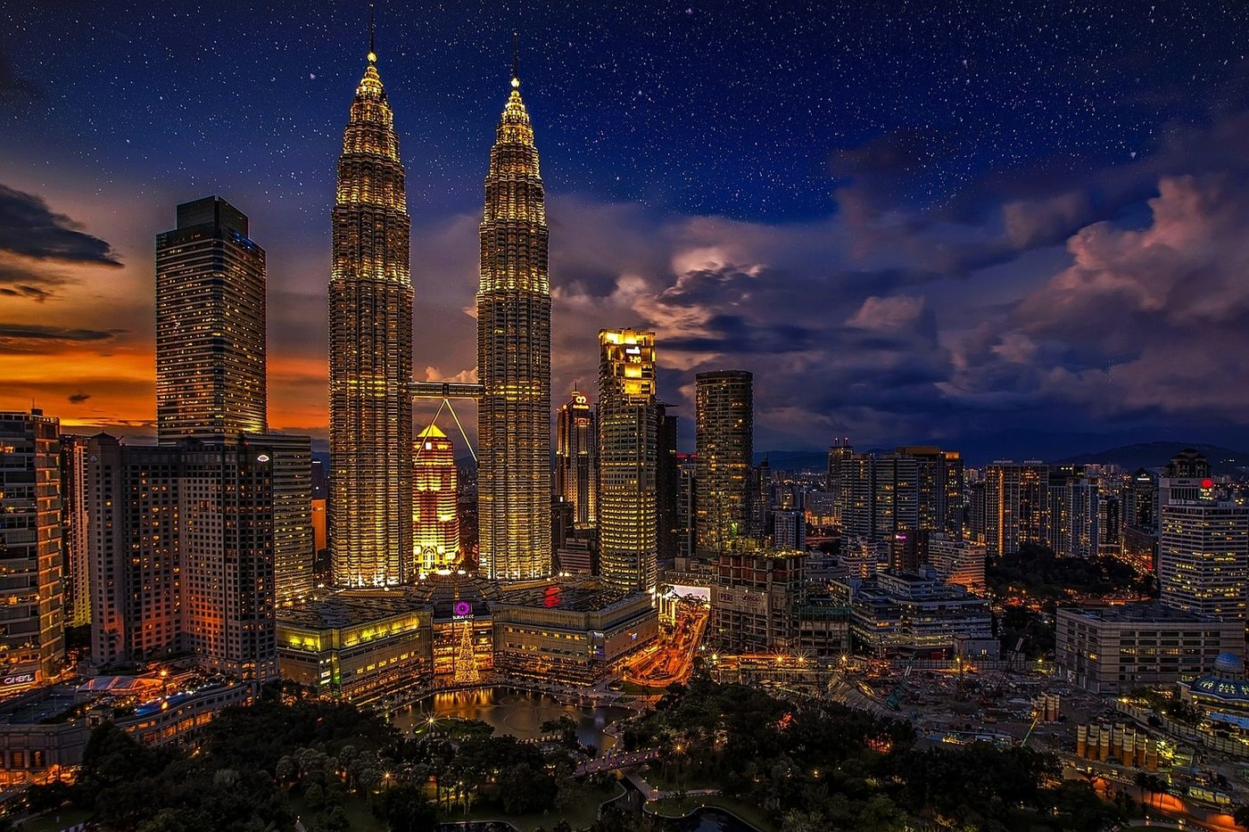 Les tours Petronas et le centre de Kuala Lumpur à la tombée de la nuit