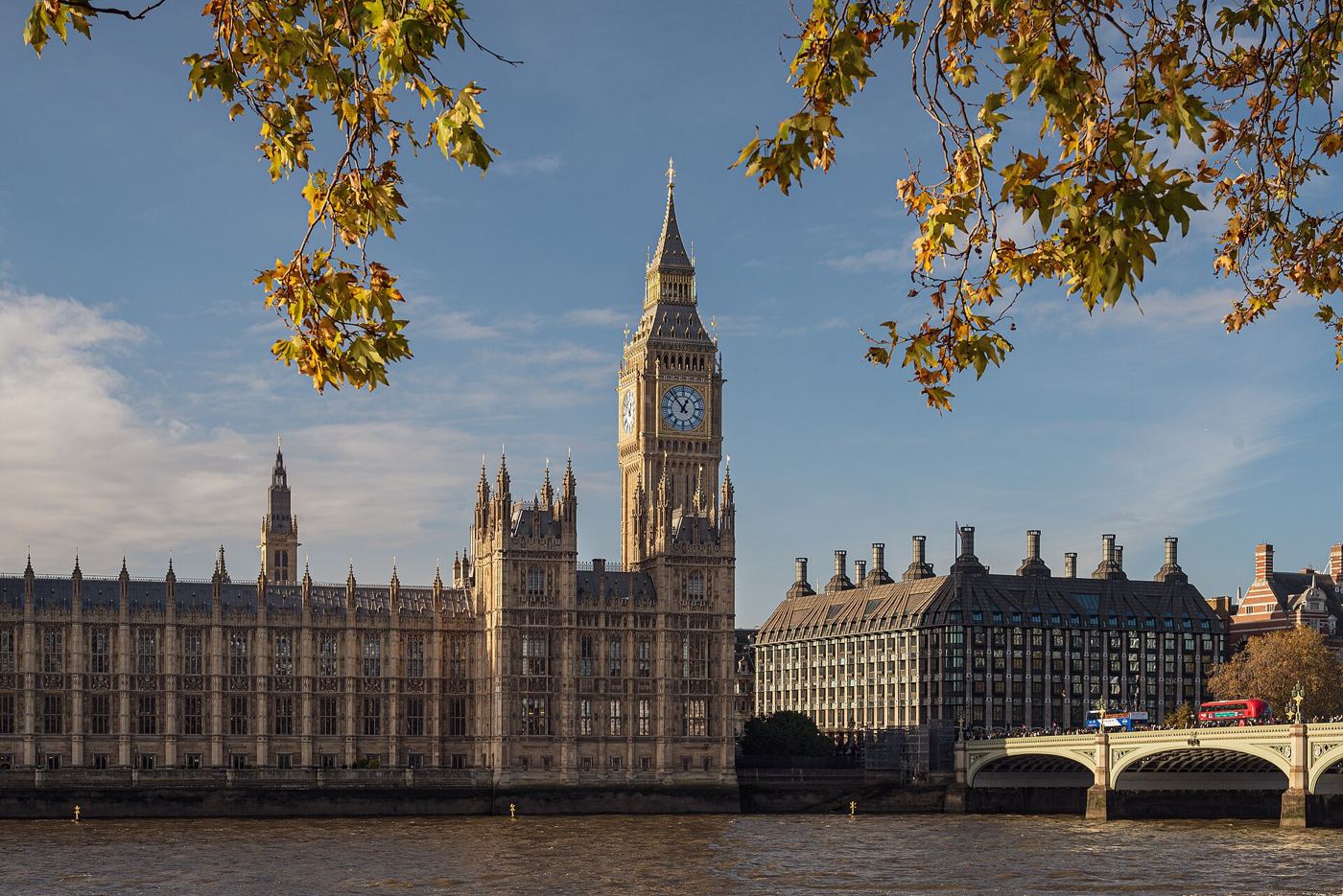 Le palais de Westminster au bord de la Tamise, à Londres