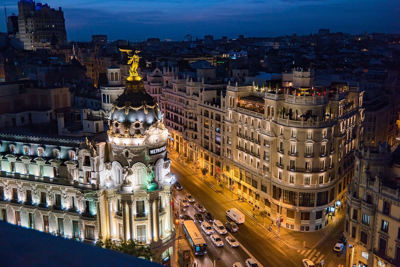 La Gran Vía et l’immeuble Metrópolis de nuit, à Madrid