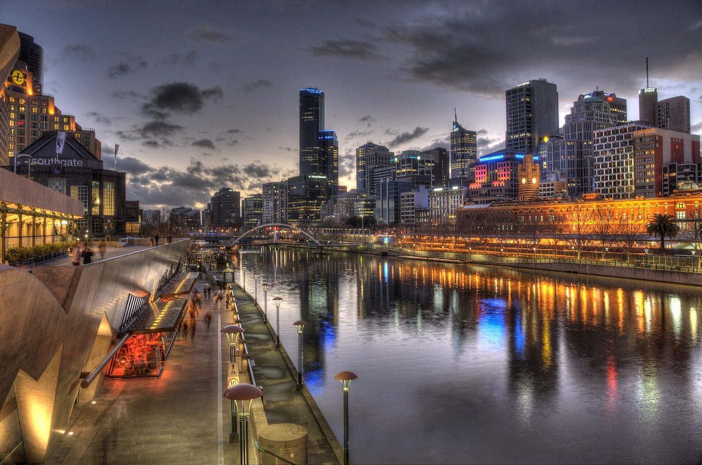 Le centre de Melbourne et la rivière Yarra au crépuscule
