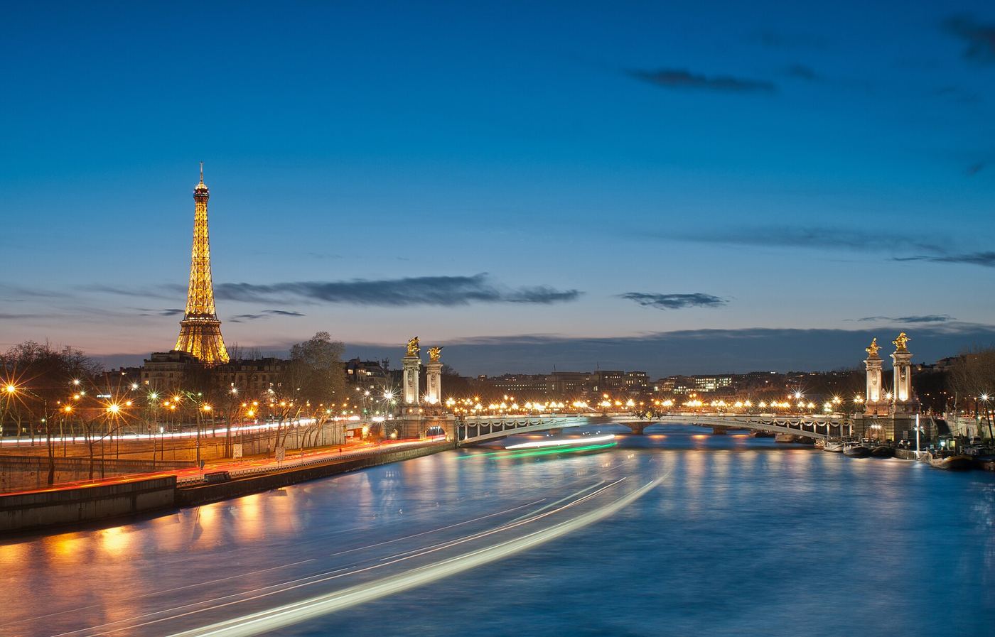 La tour Eiffel et le pont Alexandre-III à Paris