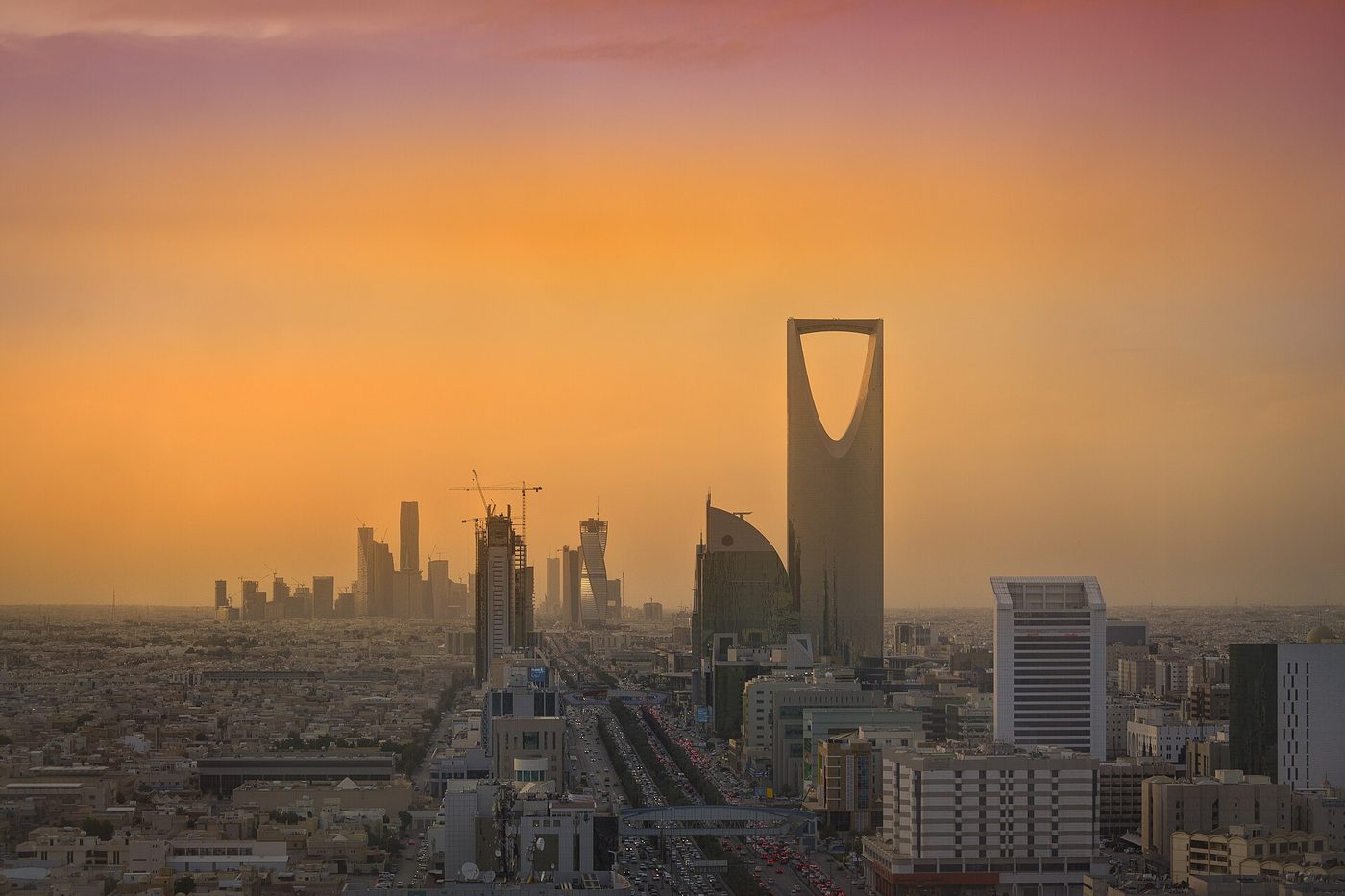 La tour du Kingdom Centre et le quartier financier, à Riyad