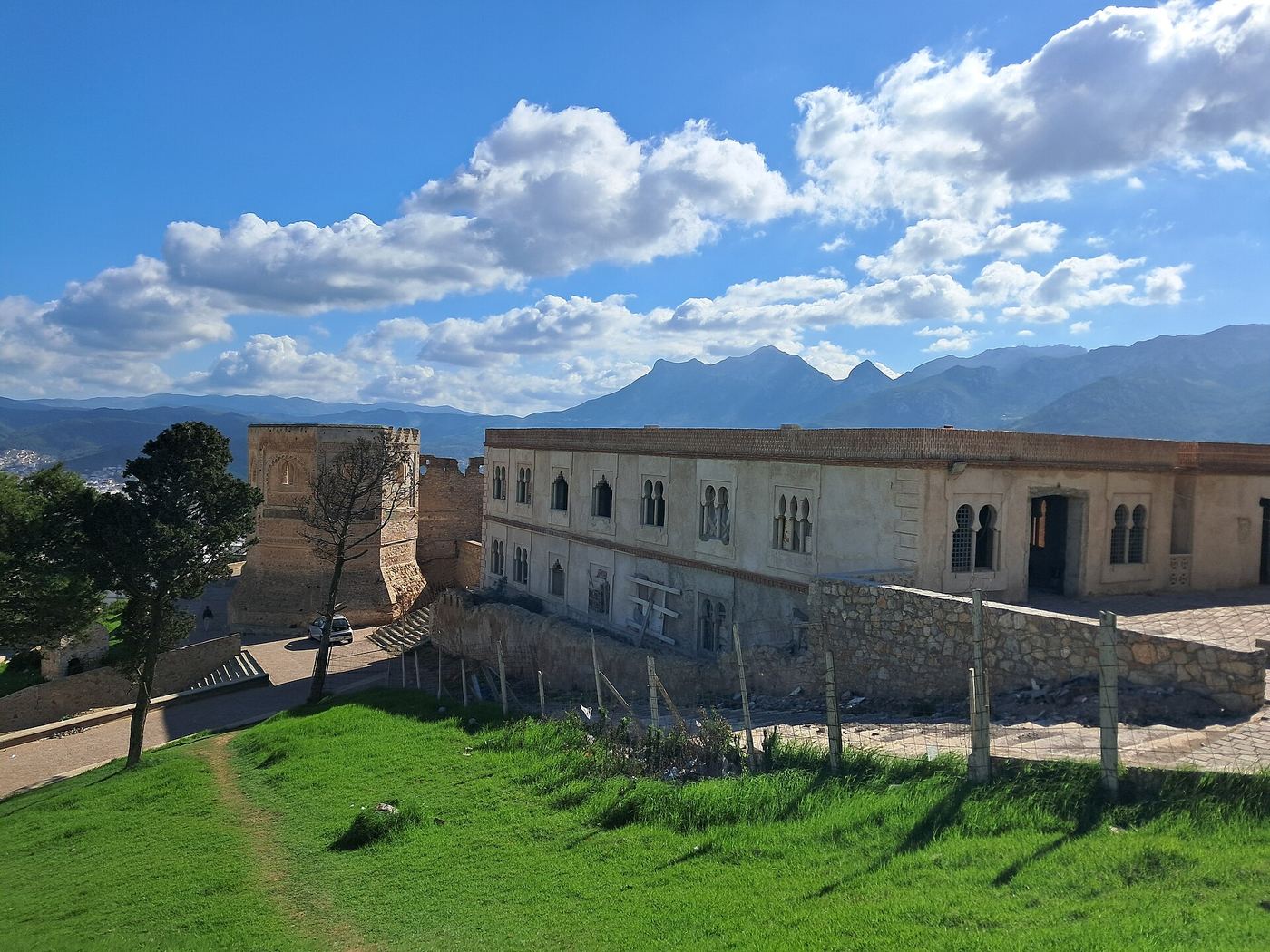 La kasbah de Tétouan et les montagnes